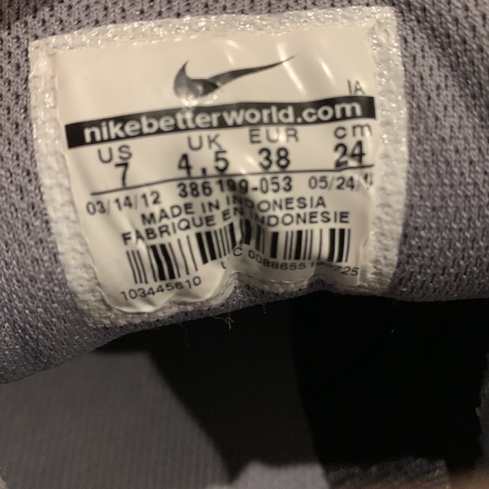 Nike woman sneaker size 7 - Picture 6 of 7